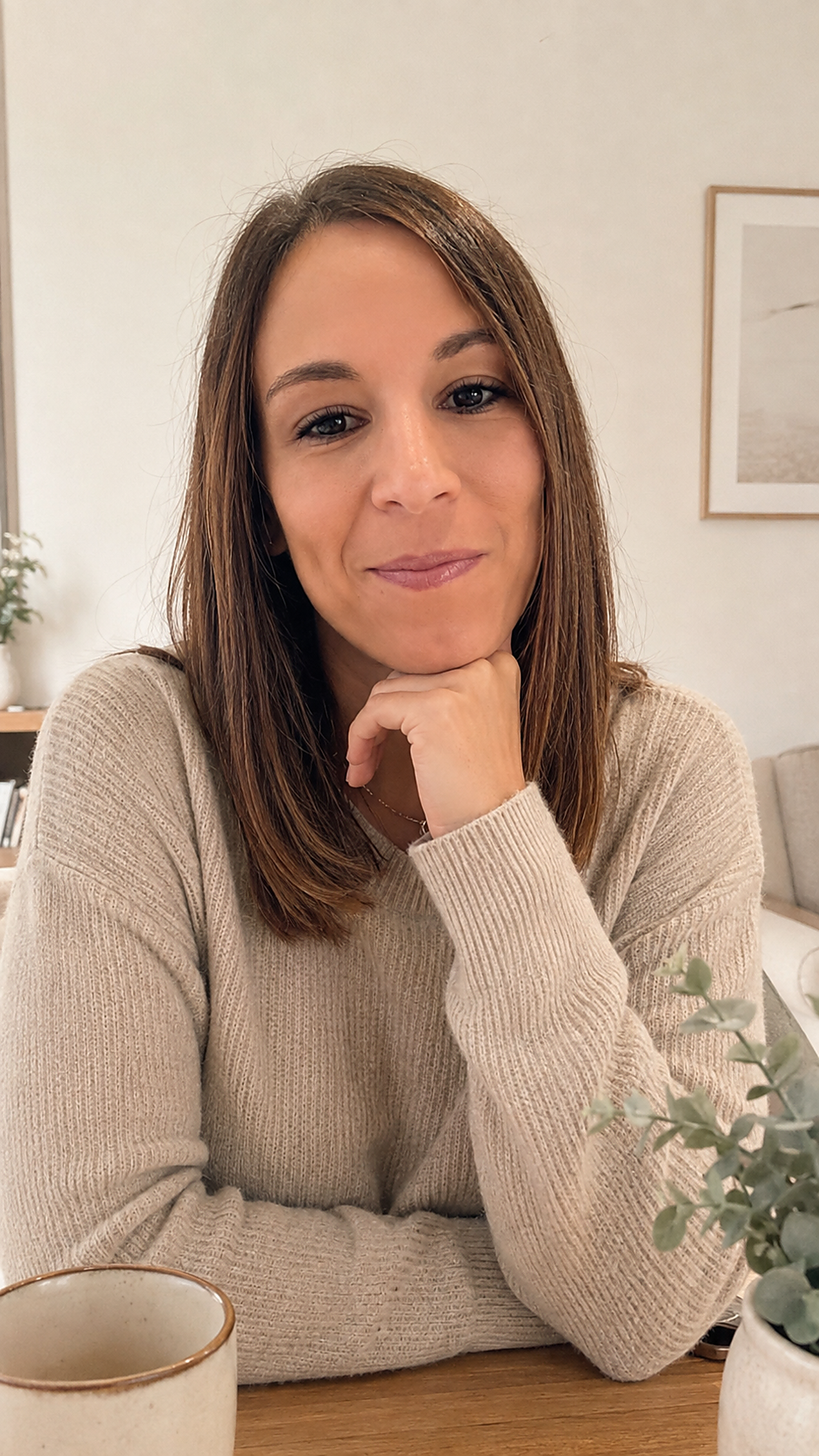 Elena Serrano en un entorno cercano y profesional